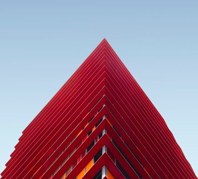 Modernes Haus vor blauem Himmel