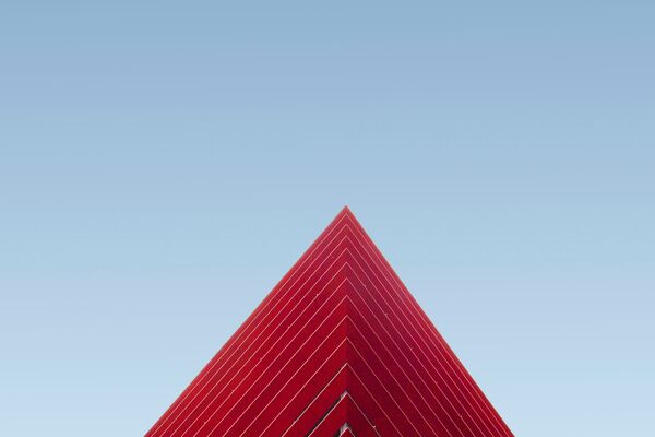 Moderne rote Architektur vor blauem Himmel